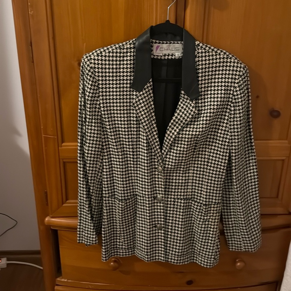 Fully lined leather trim collar Chaus herringbone jacket in a size 6 Blac & W.
